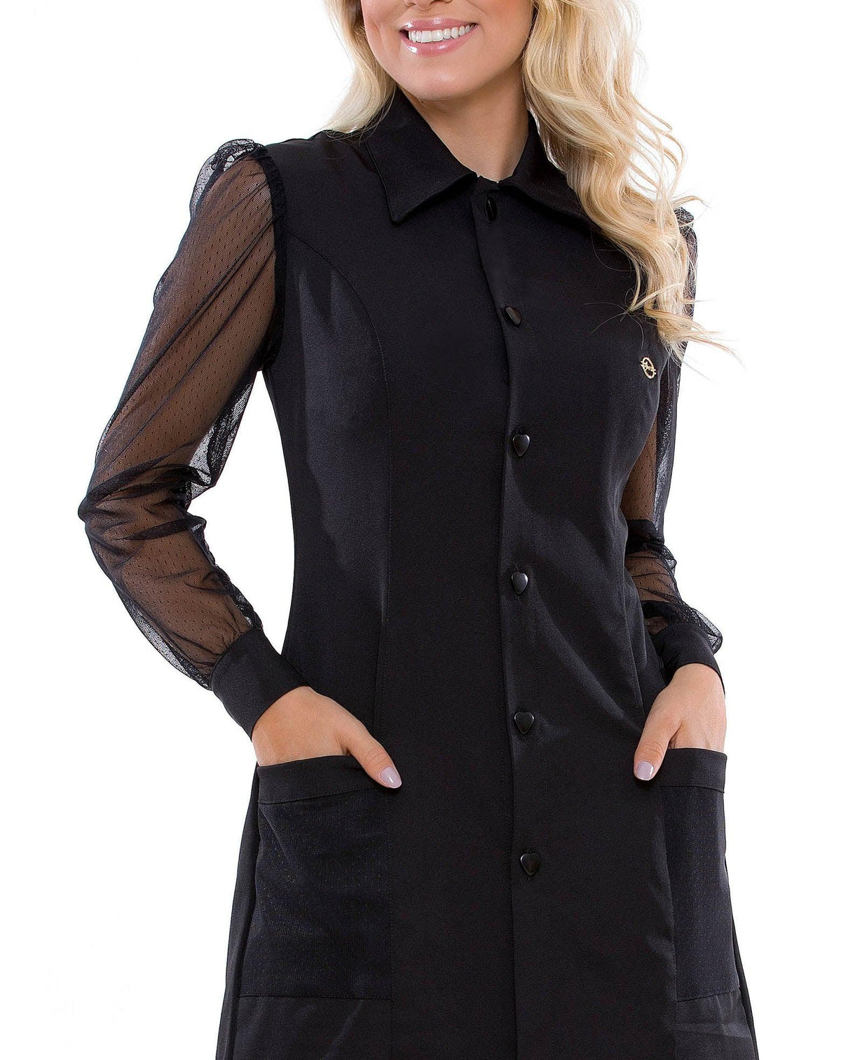 Jaleco feminino Jasmine preto em detalhe aproximado dos botões, pin dourado e mangas de tela transparente — foto 3
