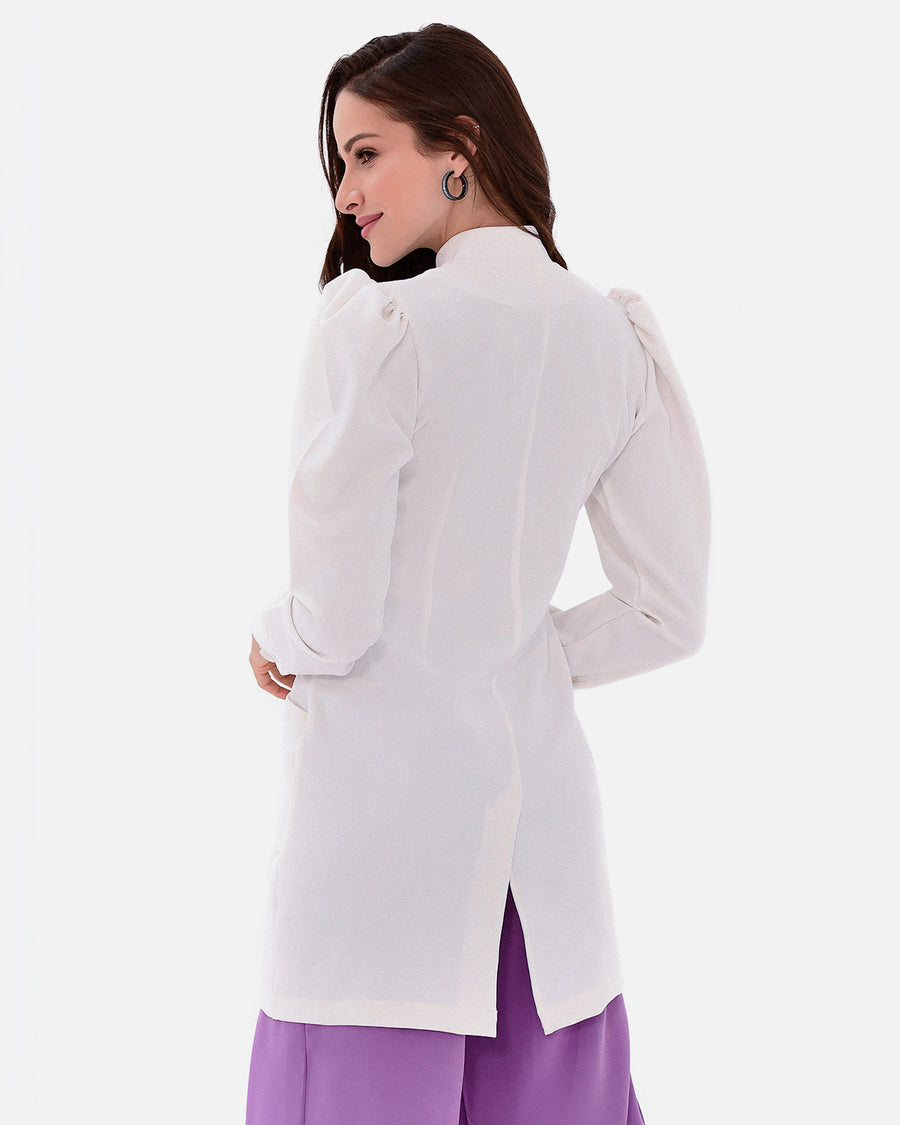 Jaleco feminino Júlia off-white visto de costas, com ombros bufantes, recortes acinturados e fenda na barra