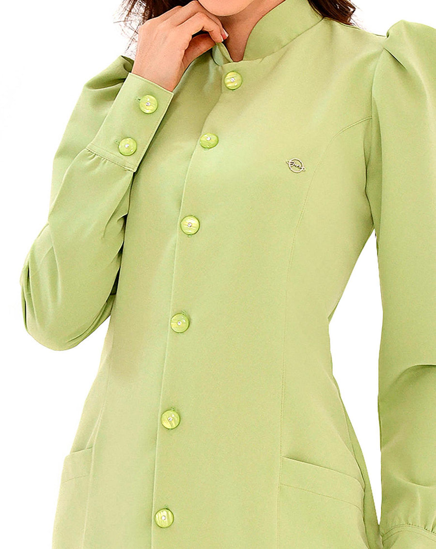 Jaleco feminino Júlia verde pistache em detalhe aproximado dos botões perolados, gola padre e punho abotoado