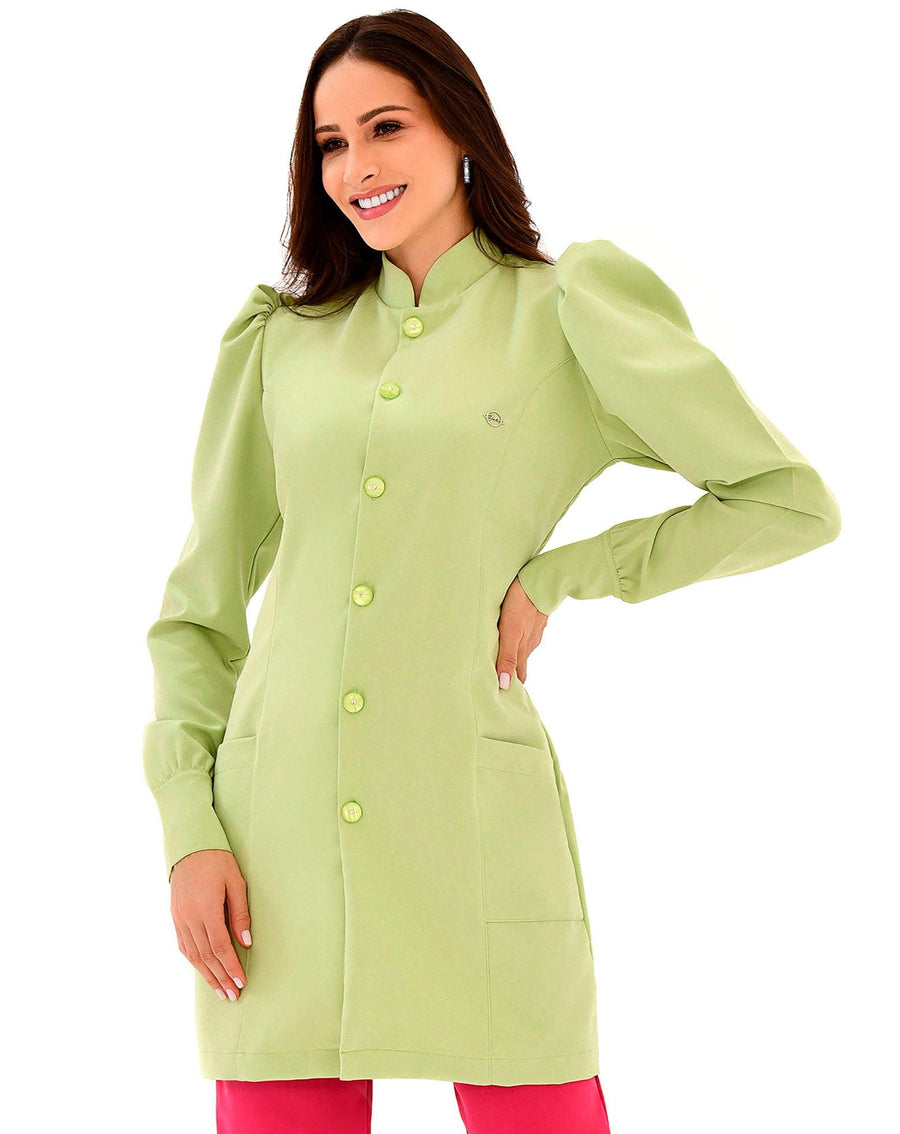 Jaleco feminino Júlia verde pistache visto de frente, mão na cintura destacando o corte acinturado e os bolsos