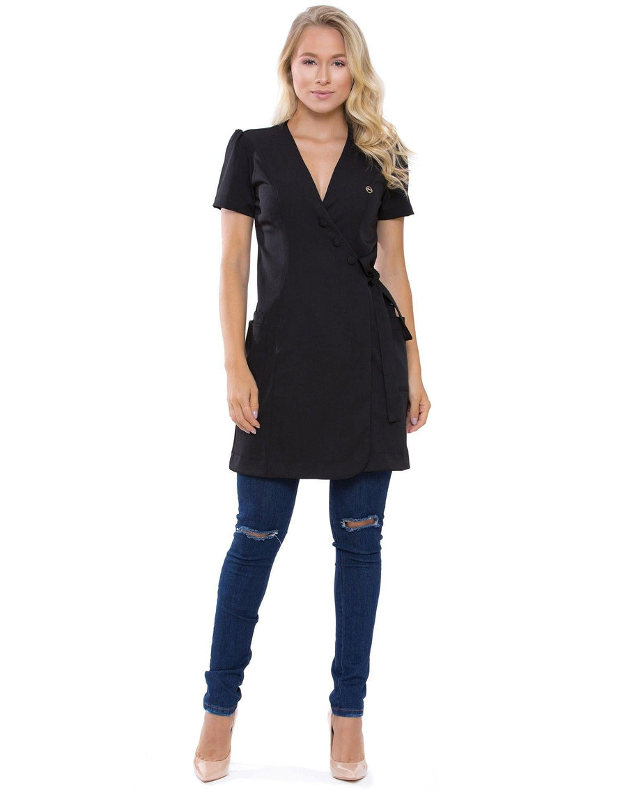 Jaleco feminino Laura preto com manga curta de corpo inteiro, modelo transpassado com faixa lateral e bolsos