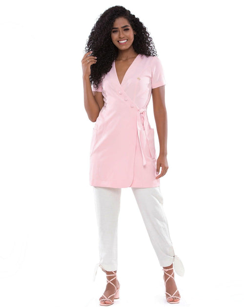 Jaleco feminino Laura rosa light com manga curta de corpo inteiro, transpassado com faixa lateral e bolsos