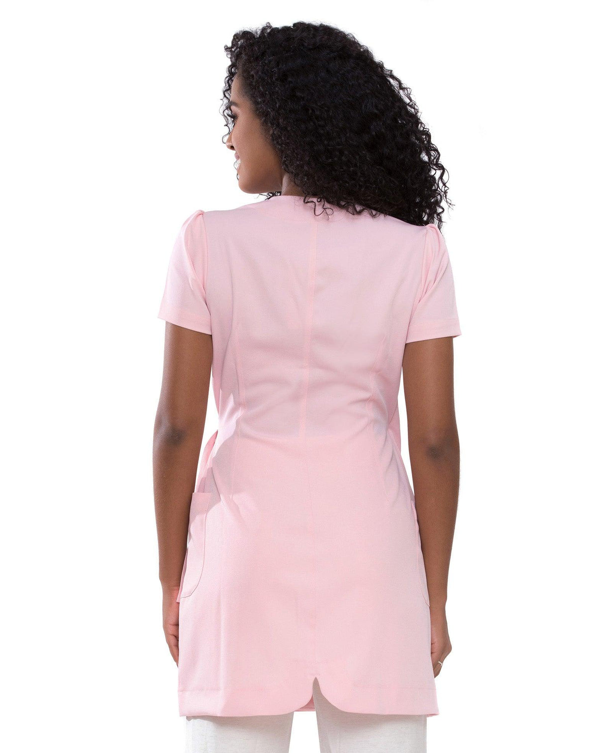 Jaleco feminino Laura rosa light com manga curta visto de costas, com recortes acinturados e bolsos laterais — foto 4