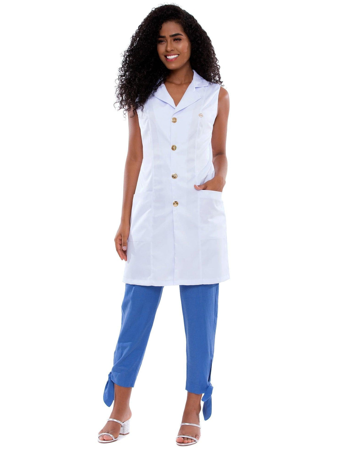 Jaleco feminino Lorie branco sem manga de corpo inteiro, gola blazer, botões dourados e mão no bolso — foto 2