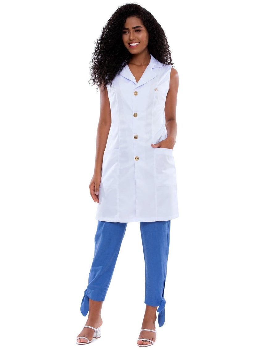Jaleco feminino Lorie branco sem manga de corpo inteiro, gola blazer, botões dourados e mão no bolso