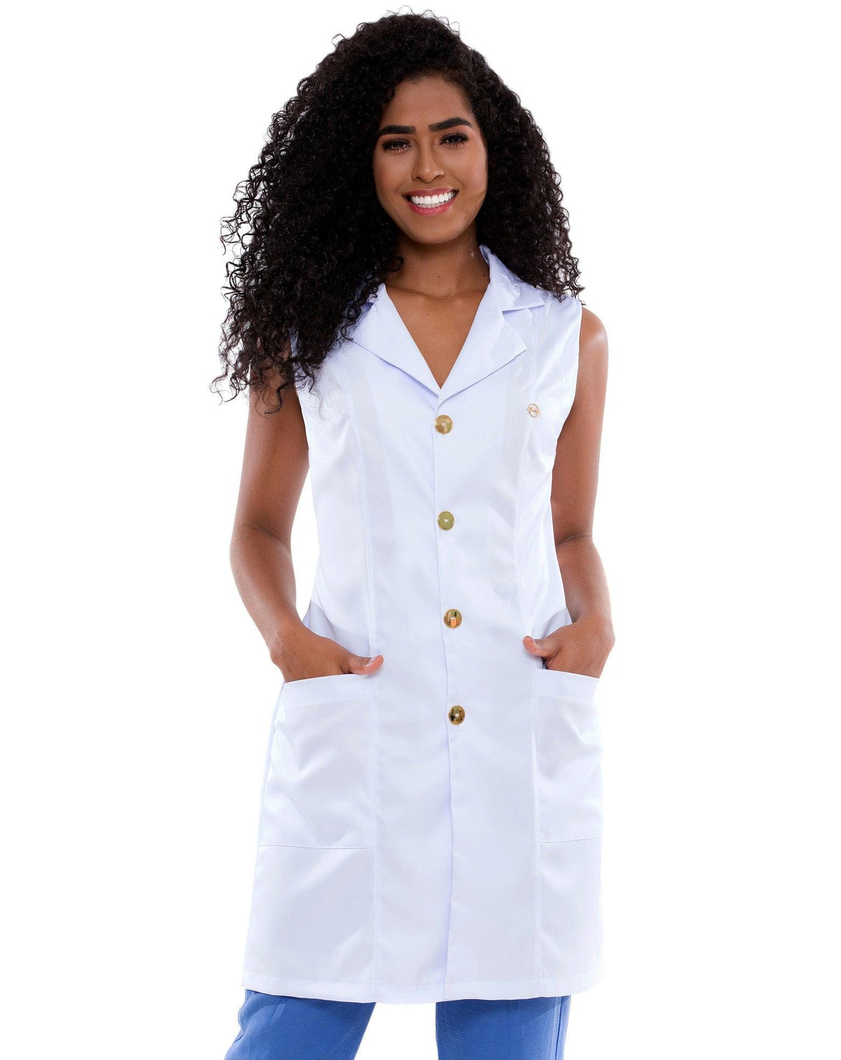 Jaleco feminino Lorie branco sem manga em foto frontal, com gola blazer, botões dourados e bolsos frontais