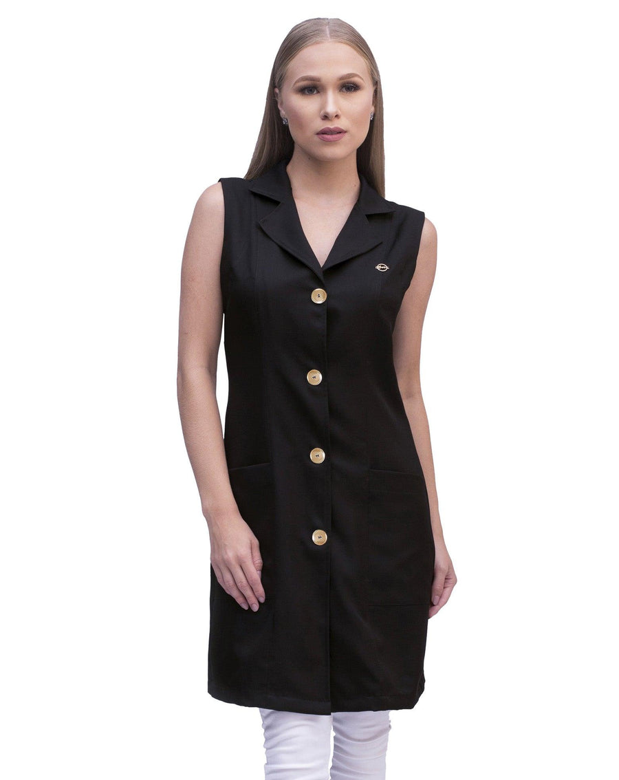 Jaleco feminino Lorie preto sem manga em foto frontal, com gola blazer, botões dourados e bolsos frontais