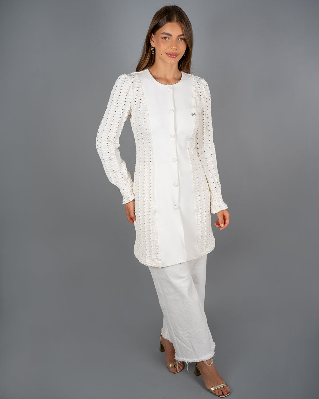 Jaleco feminino Olívia off-white de corpo inteiro, com gola redonda, mangas longas de renda e corte acinturado — foto 3