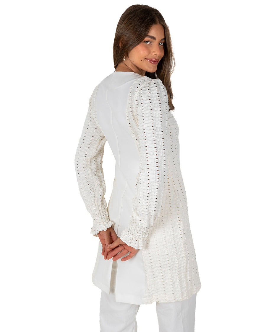 Jaleco feminino Olívia off-white visto de costas, com mangas e costas em renda e punhos franzidos