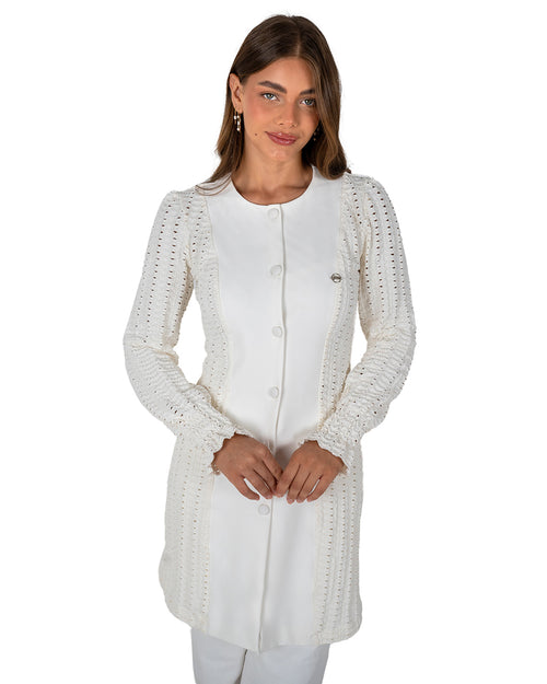 Jaleco feminino Olívia off-white visto de frente em meio corpo, laterais e mangas de renda com punho franzido
