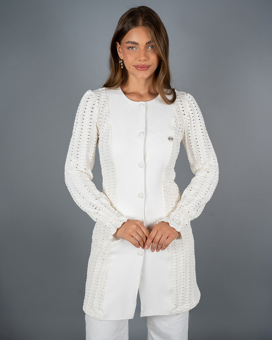Jaleco feminino Olívia off-white em meio corpo frontal, mostrando painéis de renda nas mangas e nas laterais