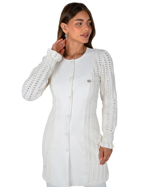 Jaleco feminino Olívia off-white em foto frontal, com gola redonda, mangas de renda e botões forrados