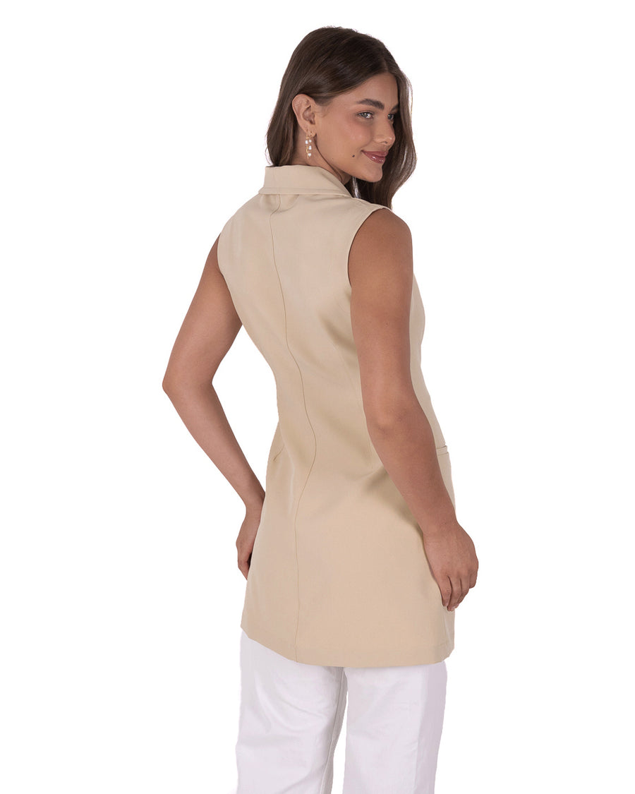 Jaleco feminino Shai areia visto de costas, modelagem acinturada sem mangas com pesponto central