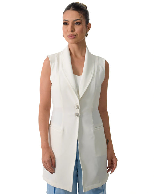 Jaleco feminino Shai off-white sem mangas em vista frontal, com gola xale e dois botões de strass