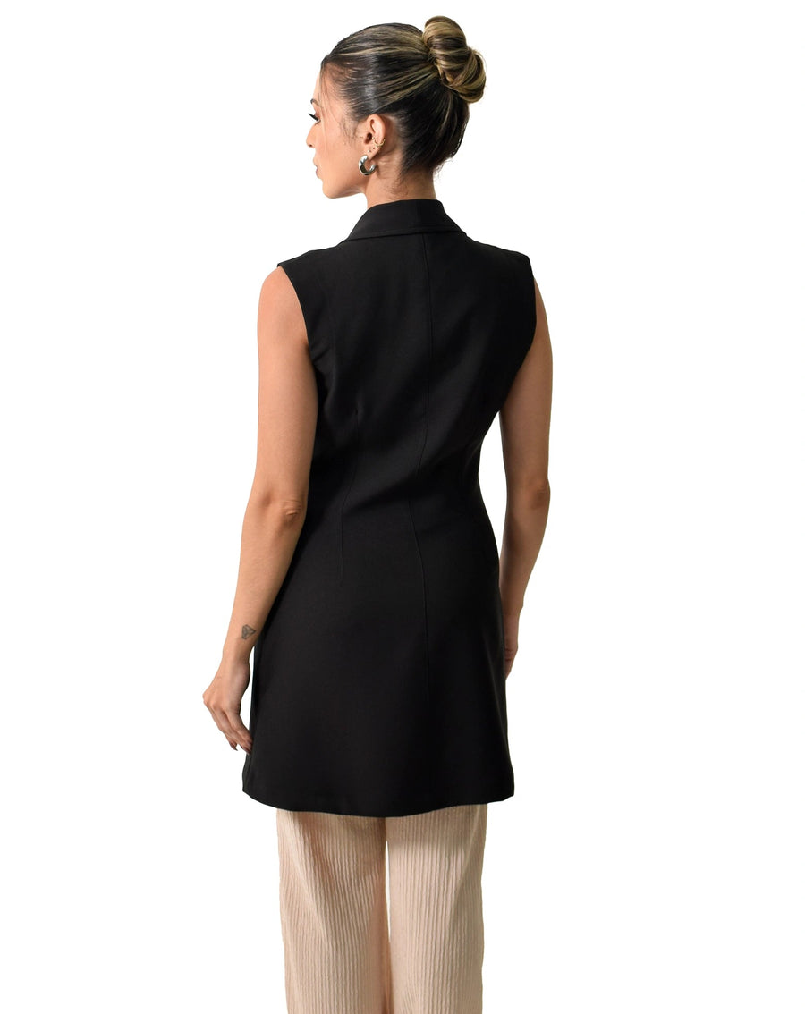 Jaleco feminino Shai preto visto de costas, modelagem acinturada sem mangas com pesponto central