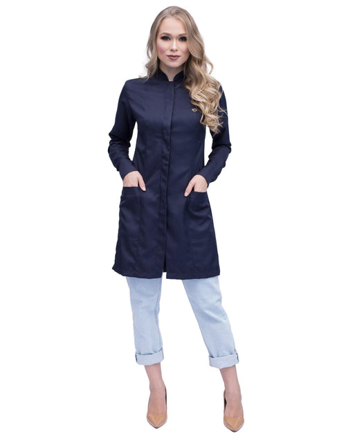 Jaleco feminino Simple Color azul marinho de corpo inteiro, mãos nos bolsos frontais e fechamento coberto