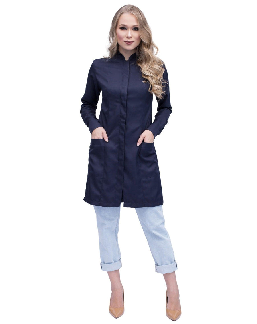 Jaleco feminino Simple Color azul marinho de corpo inteiro, mãos nos bolsos frontais e fechamento coberto