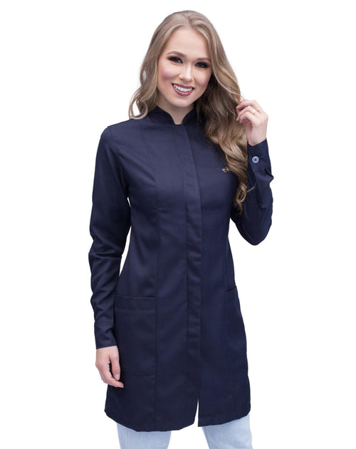 Jaleco feminino Simple Color azul marinho em vista frontal, gola de padre, botões cobertos e pin dourado
