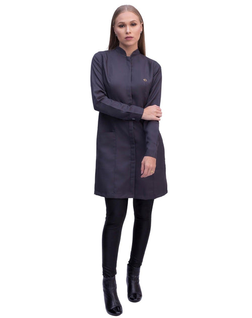 Jaleco feminino Simple Color cinza chumbo de corpo inteiro, com bolsos frontais e punho com botão