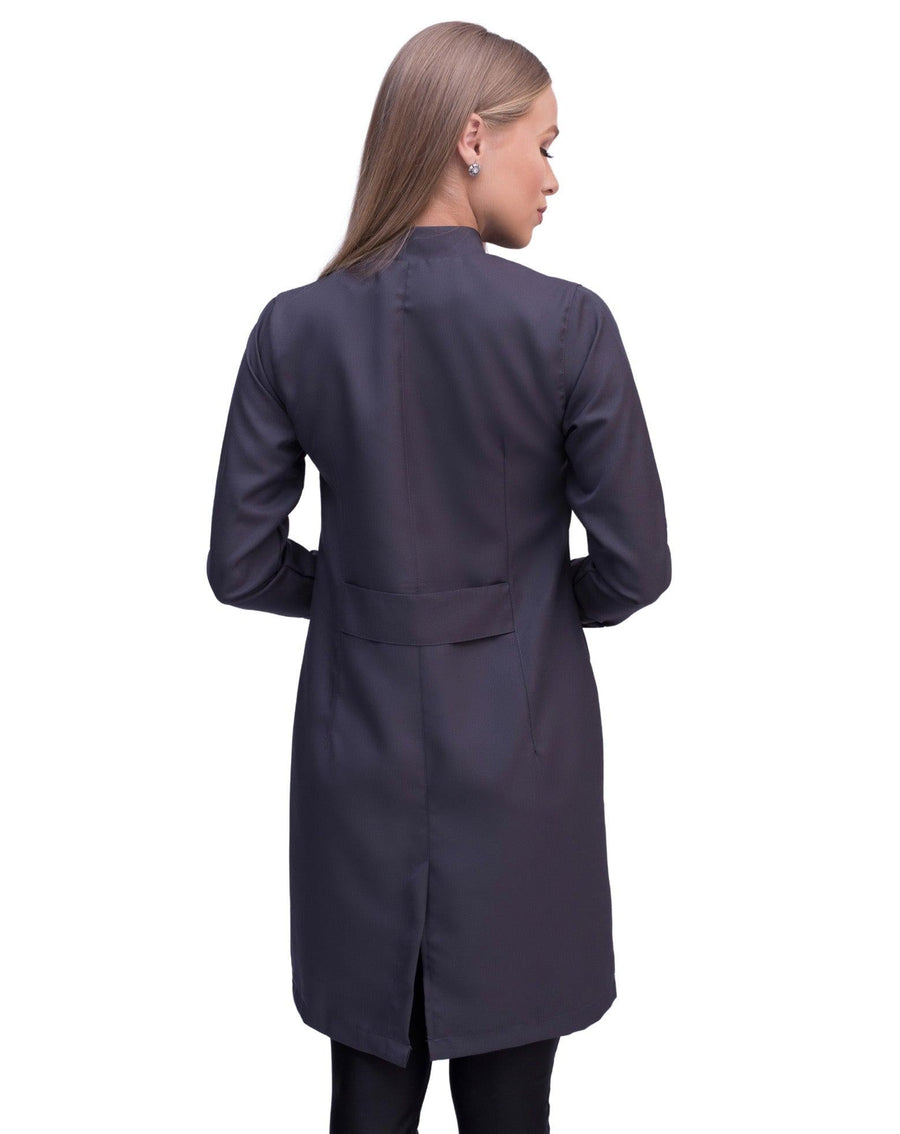 Jaleco feminino Simple Color cinza chumbo visto de costas, com martingale na cintura e fenda traseira