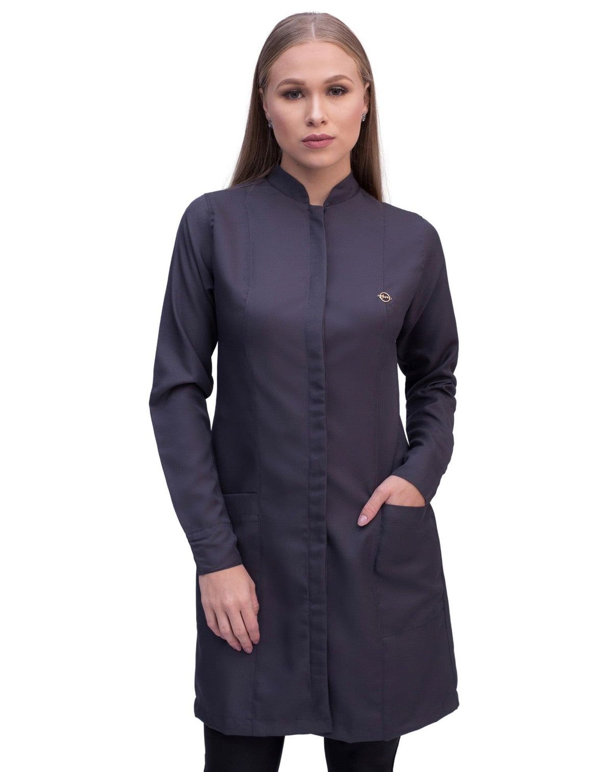 Jaleco feminino Simple Color cinza chumbo em vista frontal, gola de padre, botões cobertos e pin dourado