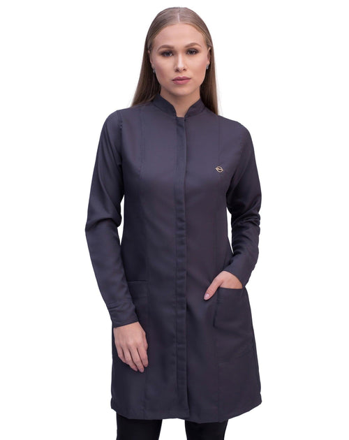 Jaleco feminino Simple Color cinza chumbo em vista frontal, gola de padre, botões cobertos e pin dourado