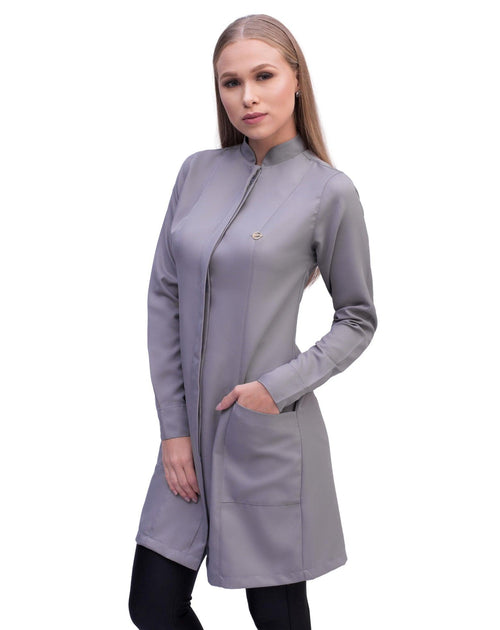 Jaleco feminino Simple Color cinza claro em vista de meio perfil, gola de padre, botões cobertos e pin dourado