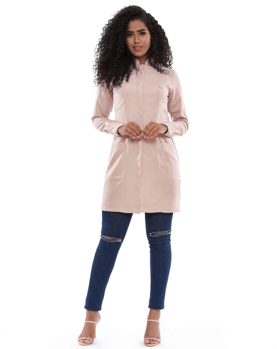 Jaleco feminino Simple Color nude de corpo inteiro em vista frontal, mostrando punhos com botão e bolsos