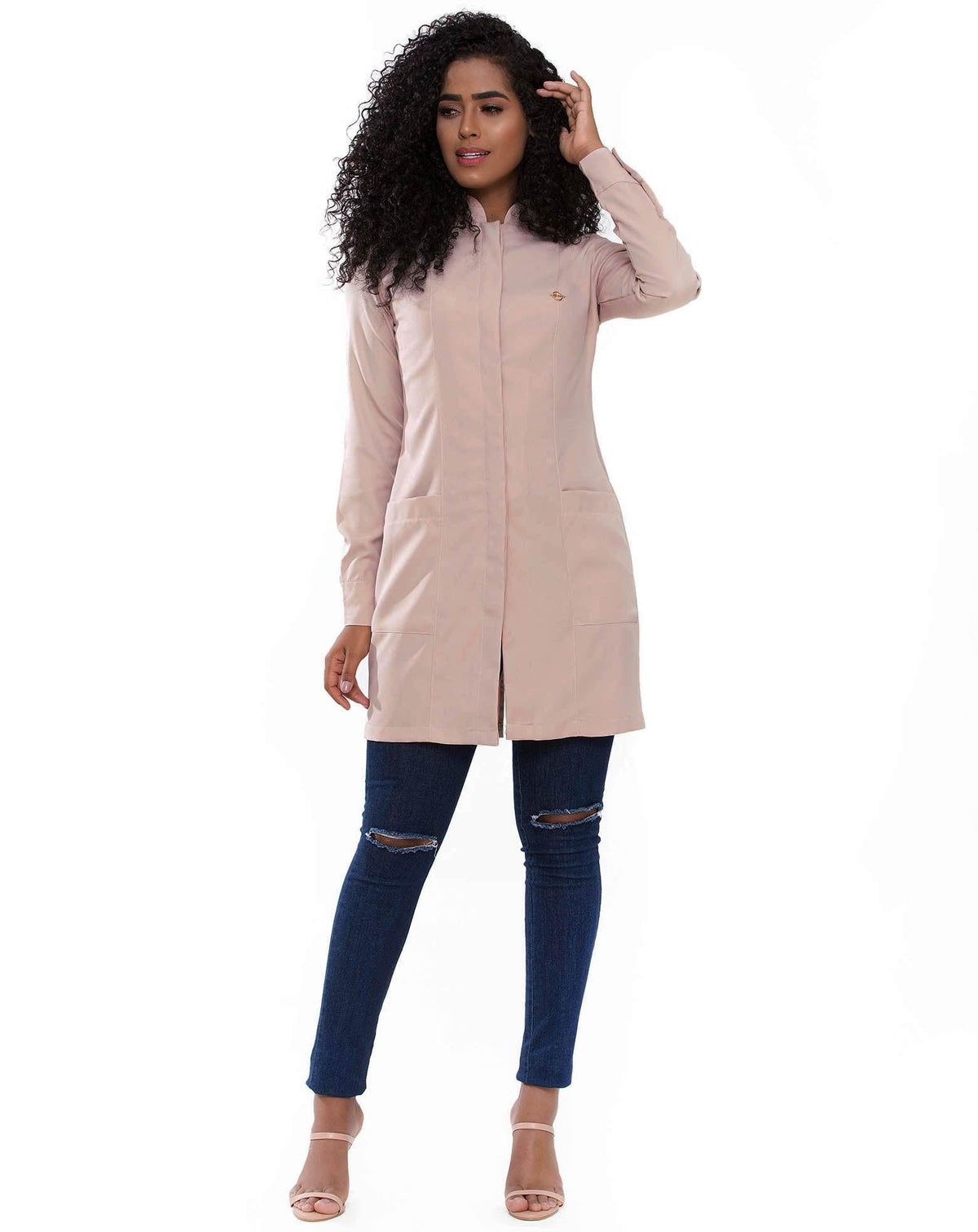 Jaleco feminino Simple Color nude de corpo inteiro usado com calça jeans, bolsos frontais e manga longa — foto 2