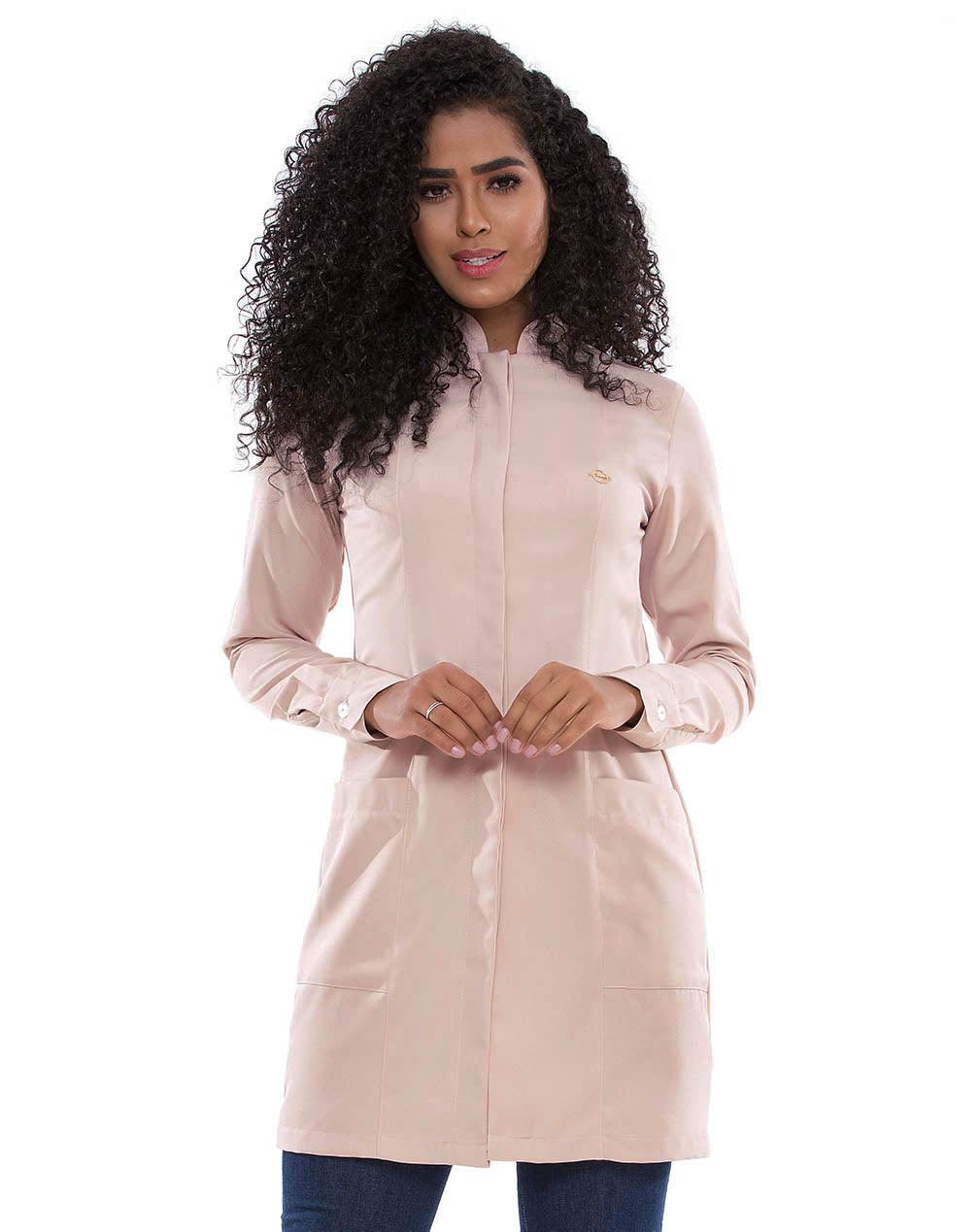 Jaleco feminino Simple Color nude em vista frontal, gola de padre, botões cobertos e pin dourado no peito
