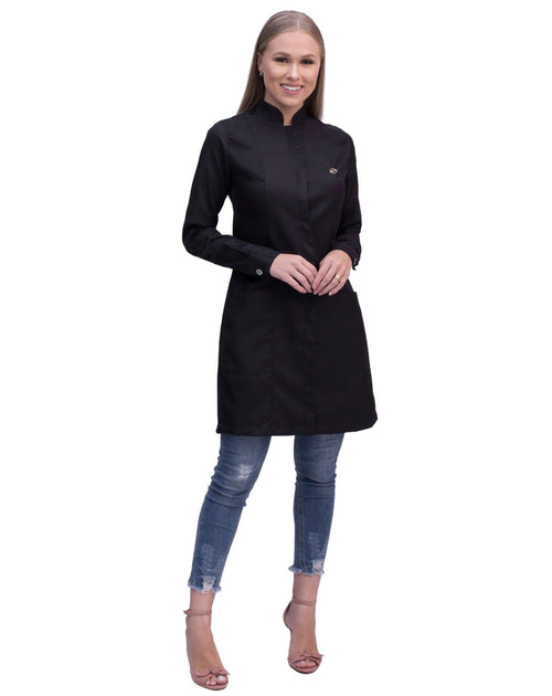 Jaleco feminino Simple Color preto de corpo inteiro usado com calça jeans, punhos com botão e bolsos