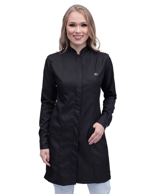 Jaleco feminino Simple Color preto em vista frontal, gola de padre, botões cobertos e pin dourado no peito