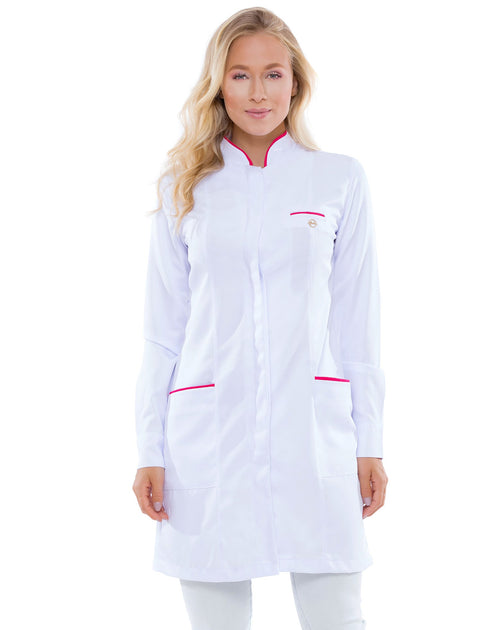 Jaleco feminino Slim branco gola padre em vista frontal, com viés rosa pink na gola, no peito e nos bolsos