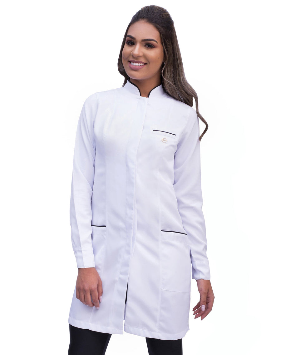 Jaleco feminino Slim branco gola padre em vista frontal, com viés preto na gola, no peito e nos bolsos