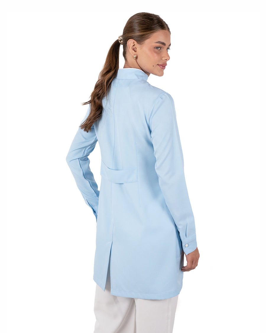 Jaleco Feminino Slim Charm Azul Claro com vies na cor branca. Modelagem Acinturada com tecido gabardine premium de alta qualidade.