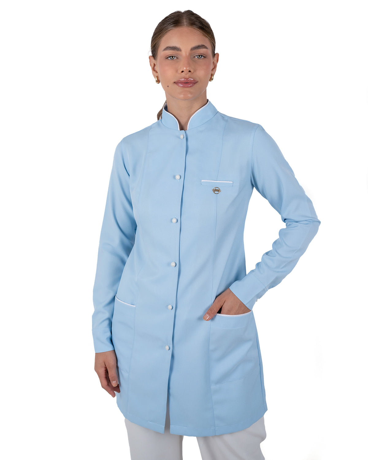Jaleco Feminino Slim Charm Azul Claro com vies na cor branca. Modelagem Acinturada com tecido gabardine premium de alta qualidade. — foto 3