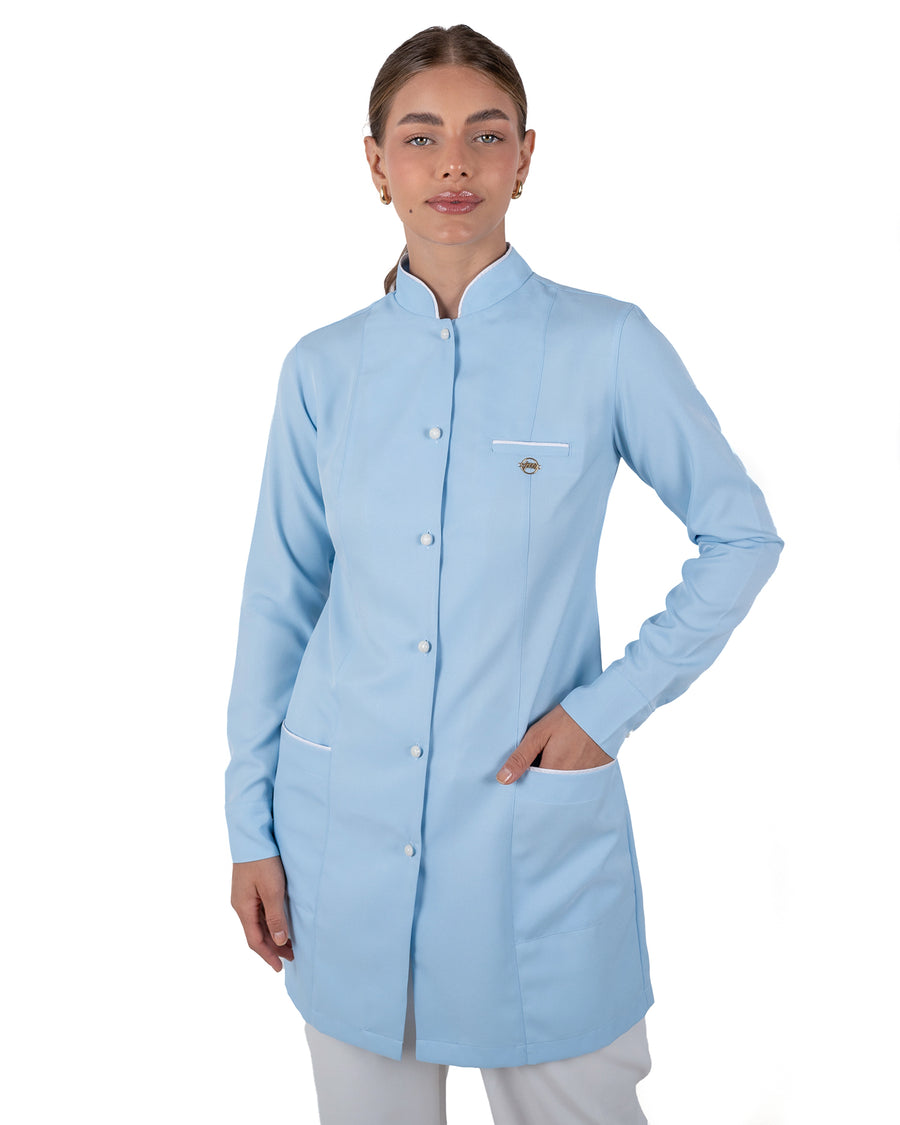 Jaleco Feminino Slim Charm Azul Claro com vies na cor branca. Modelagem Acinturada com tecido gabardine premium de alta qualidade.
