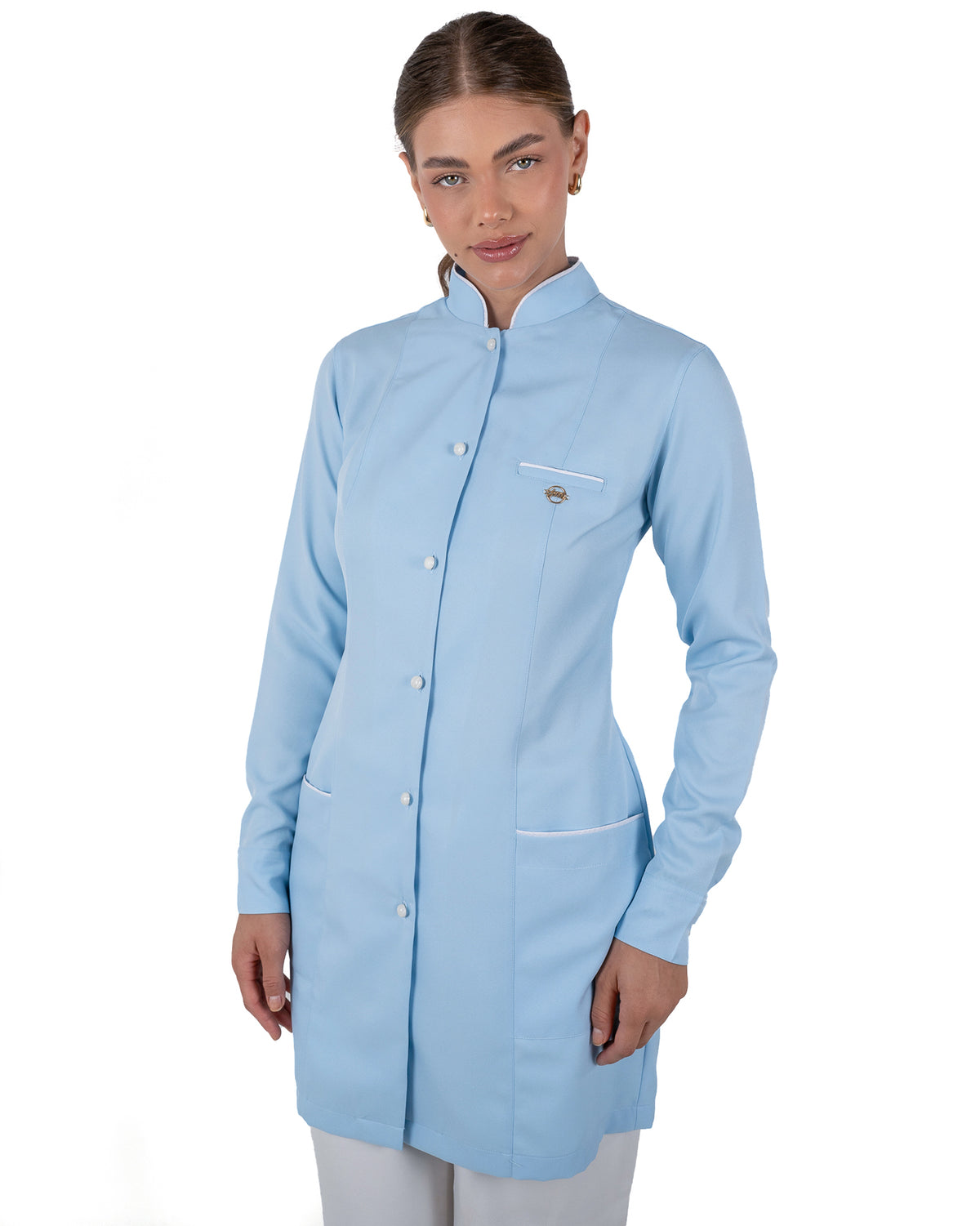 Jaleco Feminino Slim Charm Azul Claro com vies na cor branca. Modelagem Acinturada com tecido gabardine premium de alta qualidade.