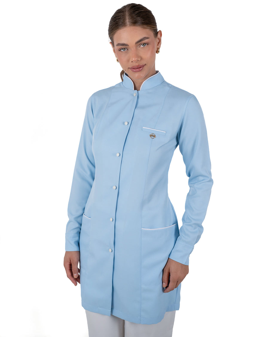 Jaleco Feminino Slim Charm Azul Claro com vies na cor branca. Modelagem Acinturada com tecido gabardine premium de alta qualidade.