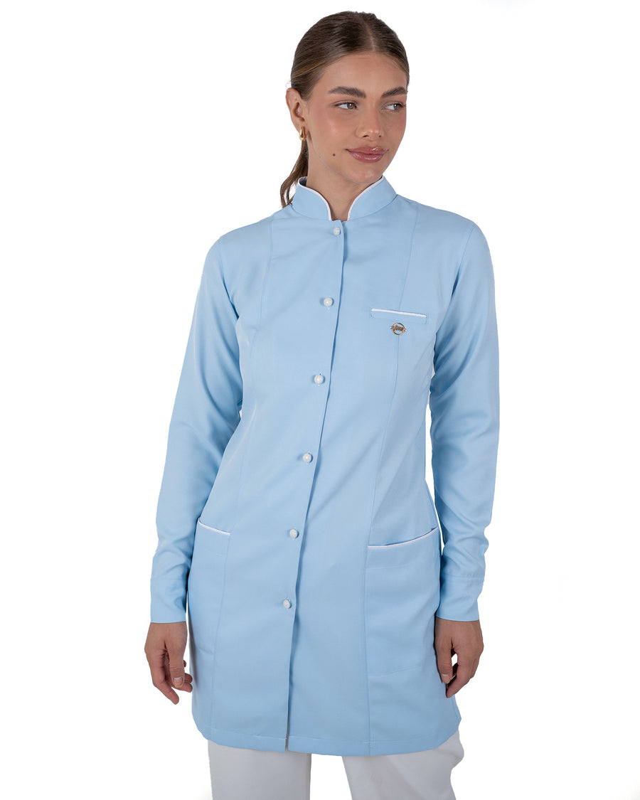 Jaleco Feminino Slim Charm Azul Claro com vies na cor branca. Modelagem Acinturada com tecido gabardine premium de alta qualidade.