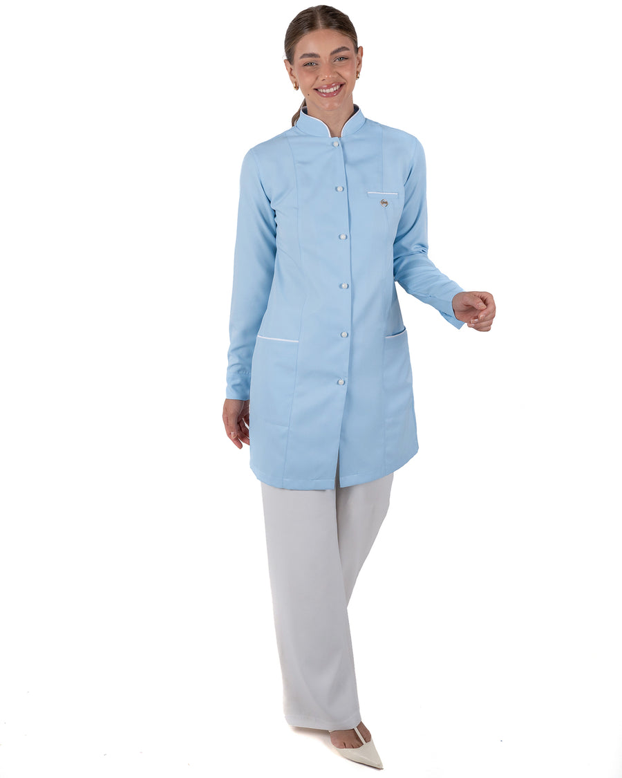 Jaleco Feminino Slim Charm Azul Claro com vies na cor branca. Modelagem Acinturada com tecido gabardine premium de alta qualidade.