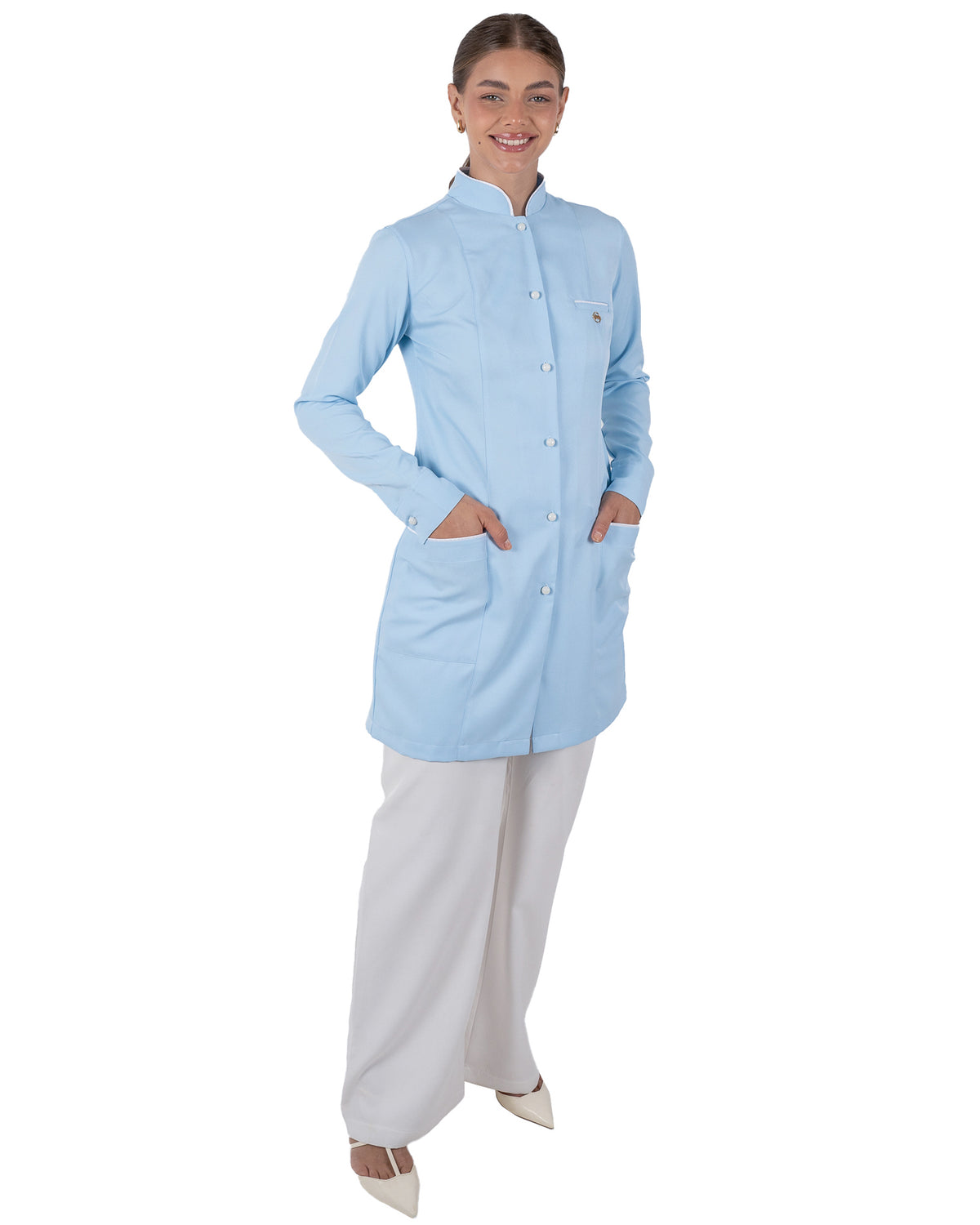 Jaleco Feminino Slim Charm Azul Claro com vies na cor branca. Modelagem Acinturada com tecido gabardine premium de alta qualidade. — foto 4