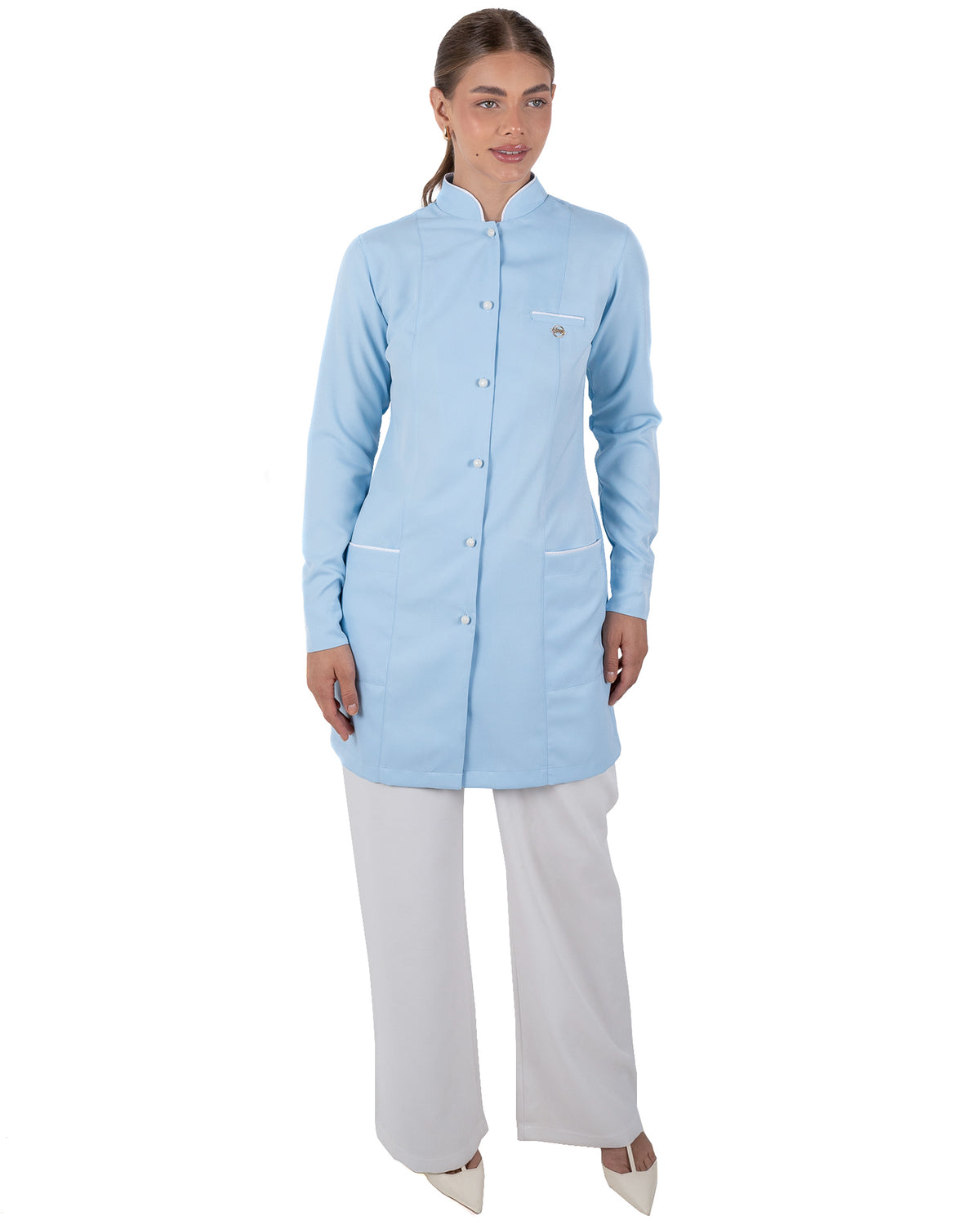 Jaleco Feminino Slim Charm Azul Claro com vies na cor branca. Modelagem Acinturada com tecido gabardine premium de alta qualidade. — foto 2
