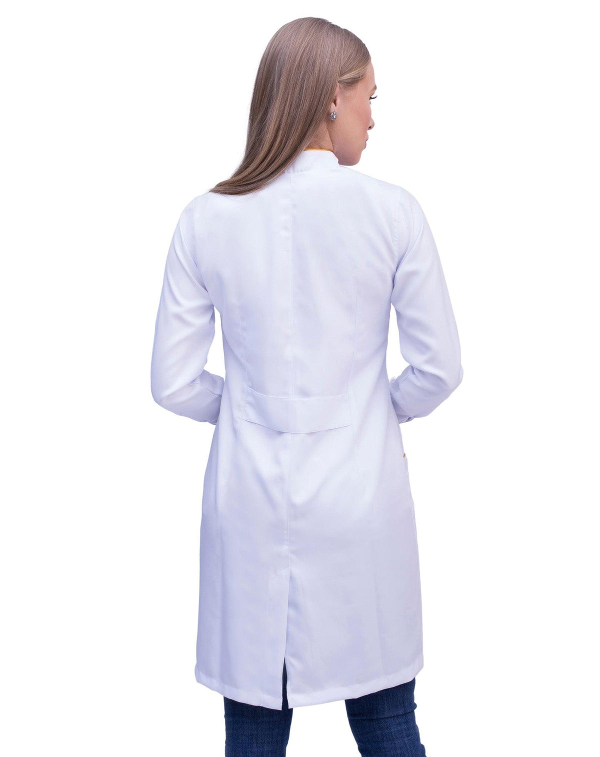 Jaleco feminino Slim Charm branco visto de costas, com martingale na cintura e fenda traseira — foto 4