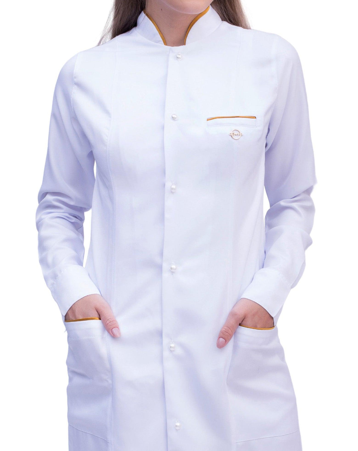 Jaleco feminino Slim Charm branco em detalhe do viés dourado na gola, no peito e nos bolsos frontais — foto 3