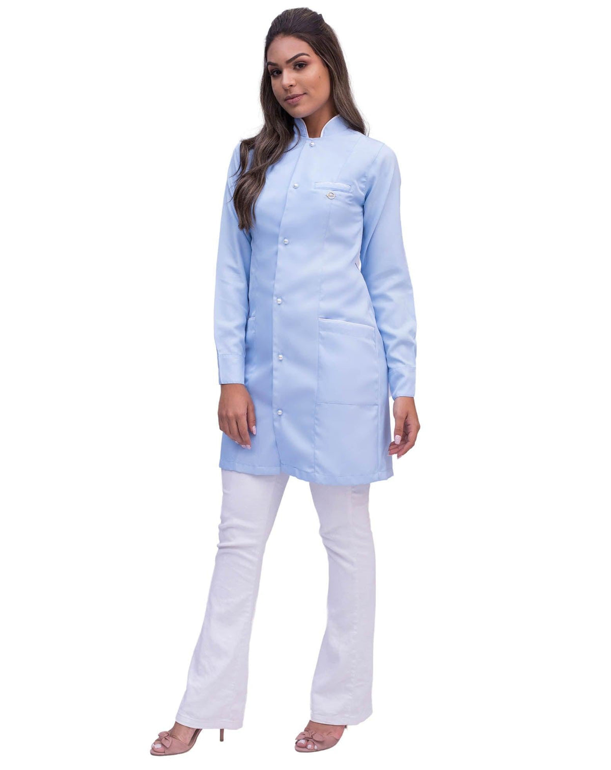 Jaleco feminino Slim Charm Color azul claro de corpo inteiro em meio perfil, com bolsos e manga longa — foto 2