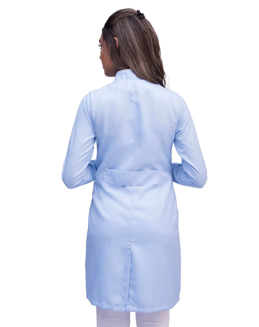 Jaleco feminino Slim Charm Color azul claro visto de costas, com martingale na cintura e fenda traseira