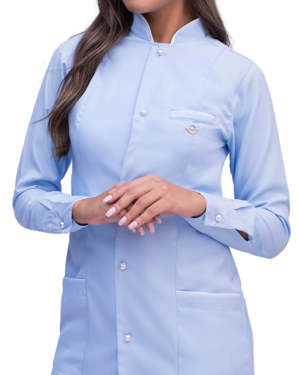 Jaleco feminino Slim Charm Color azul claro em detalhe do viés branco na gola, botões de pérola e pin dourado — foto 3