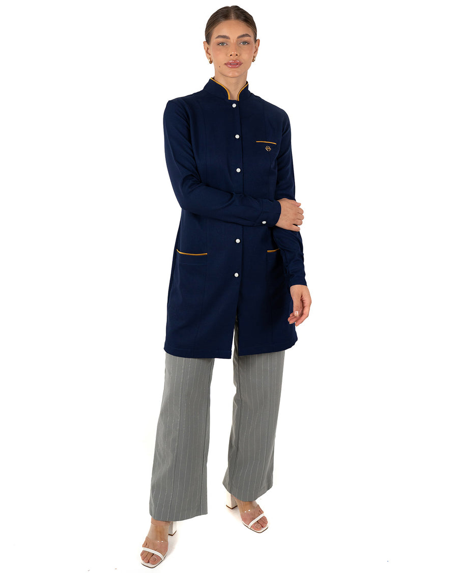 Jaleco feminino Slim Charm Color azul marinho de corpo inteiro, modelo de braços cruzados mostrando o caimento
