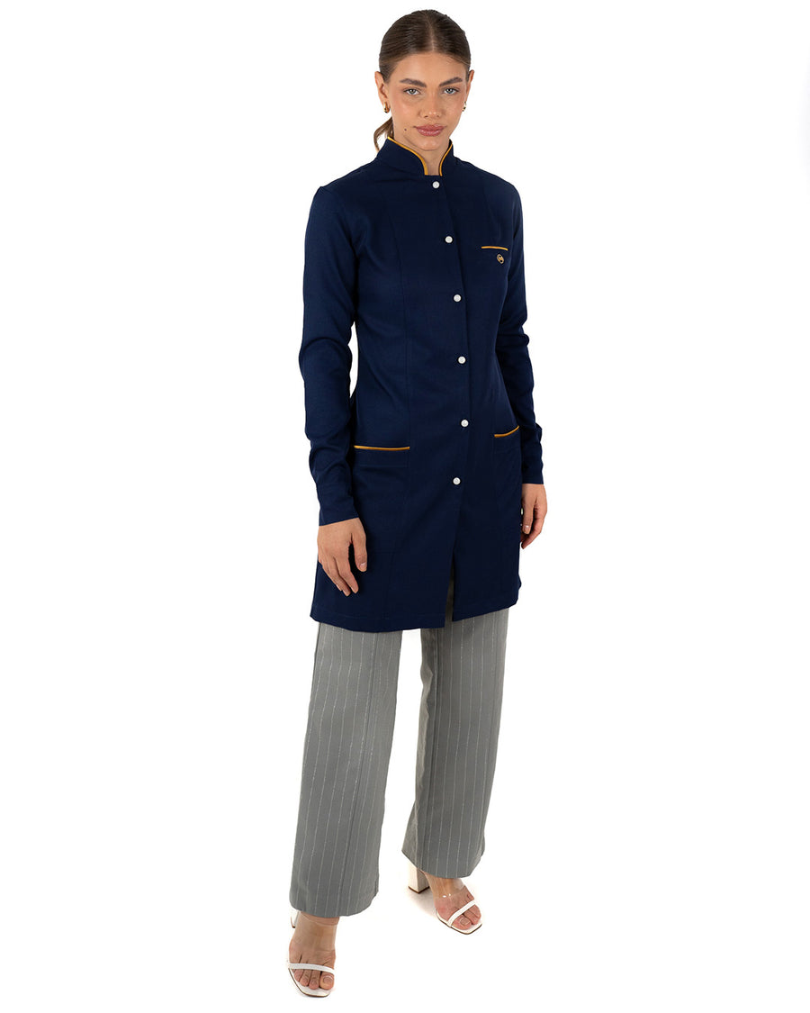 Jaleco feminino Slim Charm Color azul marinho de corpo inteiro, com botões brancos e viés dourado nos bolsos